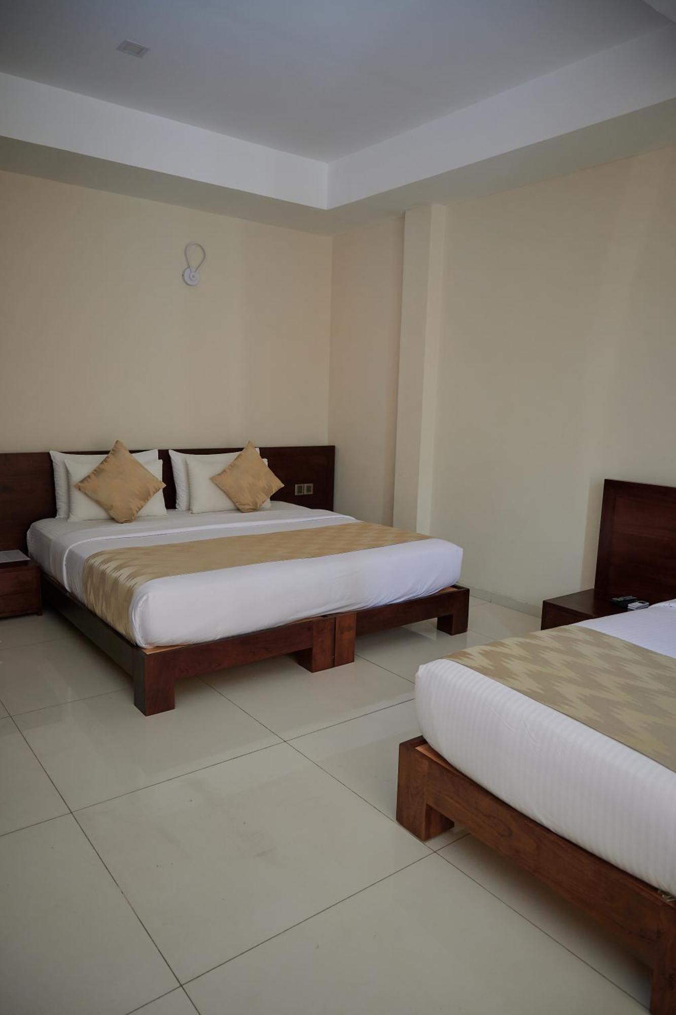 רטנאפורה Kethumathee Hotel & Banquet מראה חיצוני תמונה