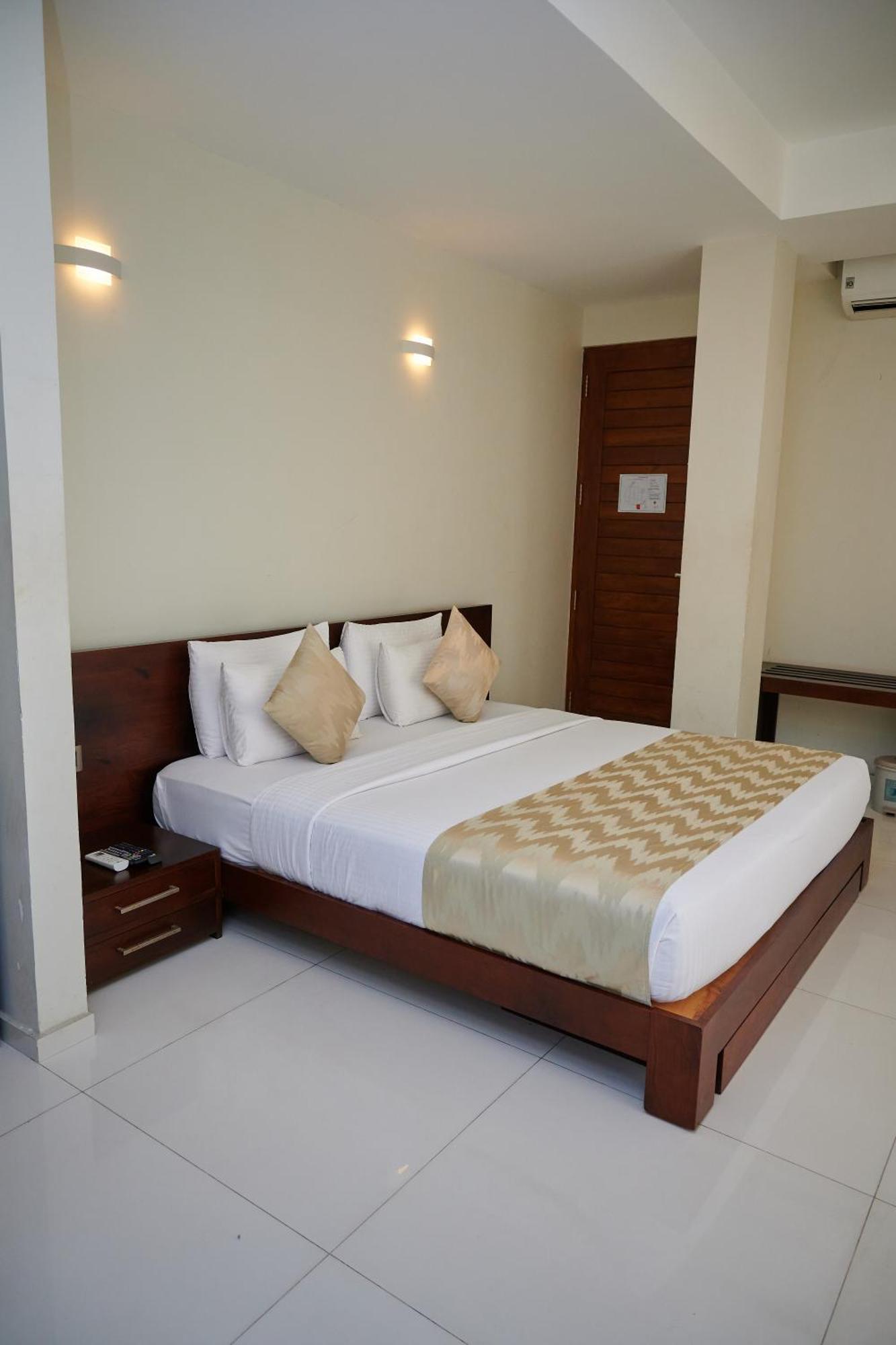 רטנאפורה Kethumathee Hotel & Banquet מראה חיצוני תמונה