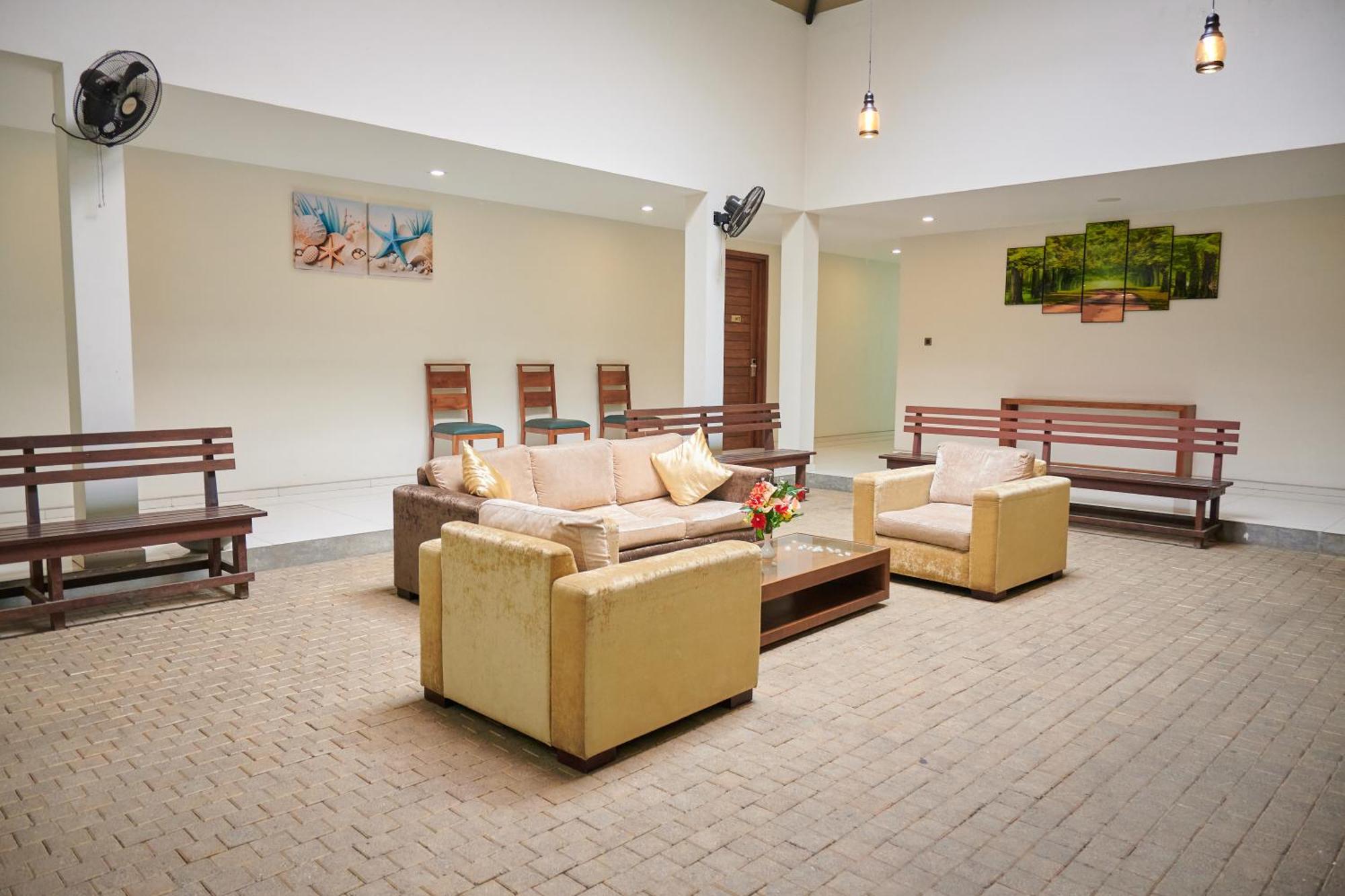 רטנאפורה Kethumathee Hotel & Banquet מראה חיצוני תמונה