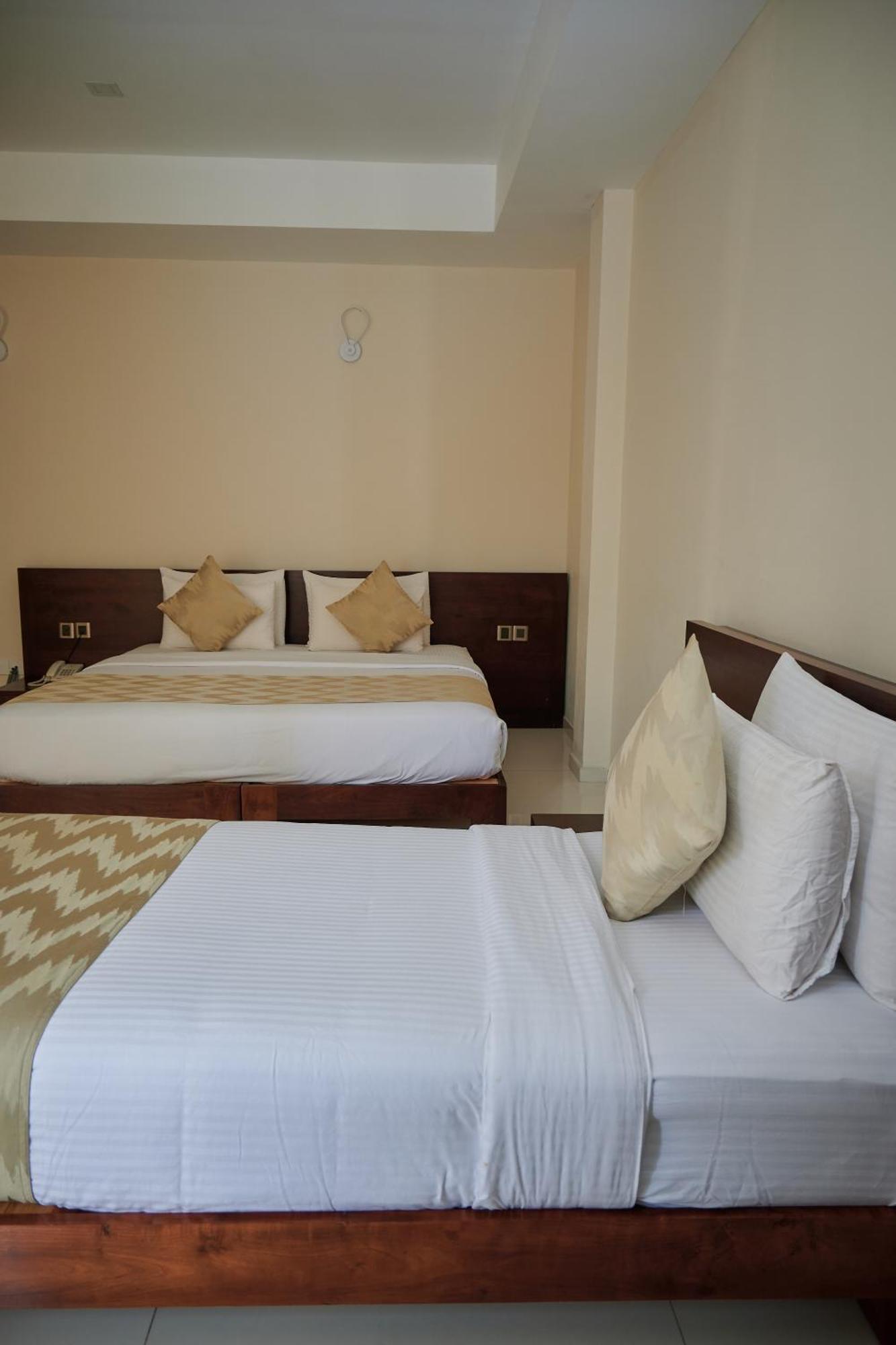 רטנאפורה Kethumathee Hotel & Banquet מראה חיצוני תמונה